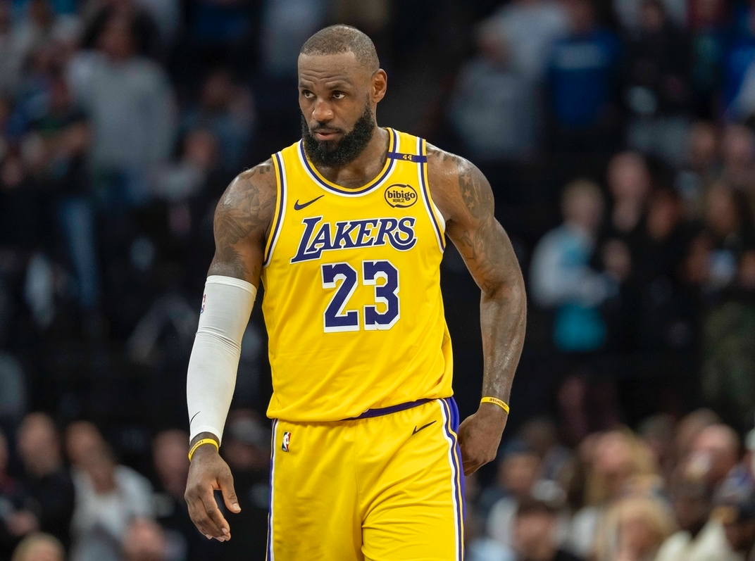 世界杯app下载-詹姆斯41岁后场均24.2分7.2篮板7助攻！历史独一档！